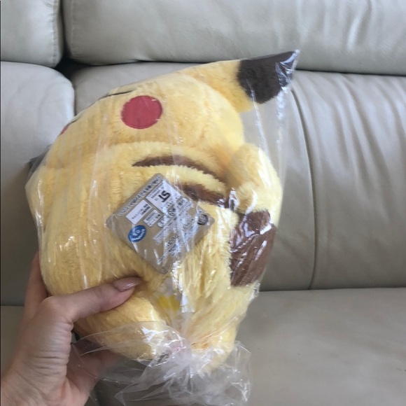 Cuddle me pikachu Pokémon plushy plushi - Picture 6 of 7